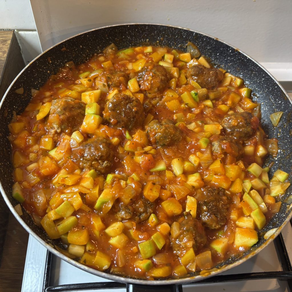 Pasta met gehaktballetjes in tomatensaus